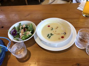 前菜のサラダとスープ