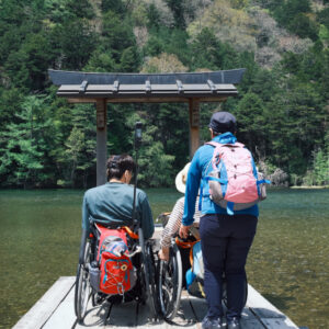 絶景の北アルプスでも神妙な雰囲気の明神池