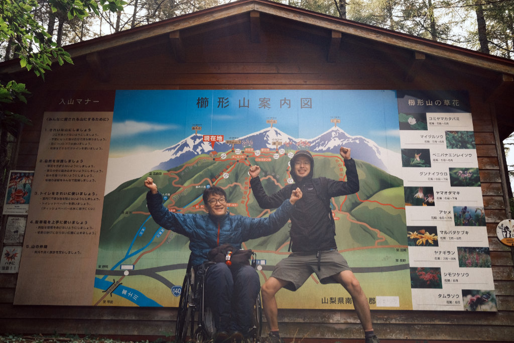 池の茶屋林道の避難小屋前にて